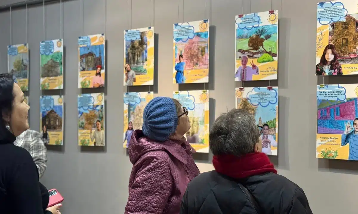 “Херсон – шлях додому”. У Рівному відкрилася виставка юних митців з Херсона Відвідувачі оглядають картини на виставці "Херсон – шлях додому".