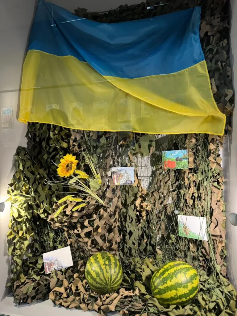 Арт-інсталяція на виставці "Херсон – шлях додому", яка символізує місто.