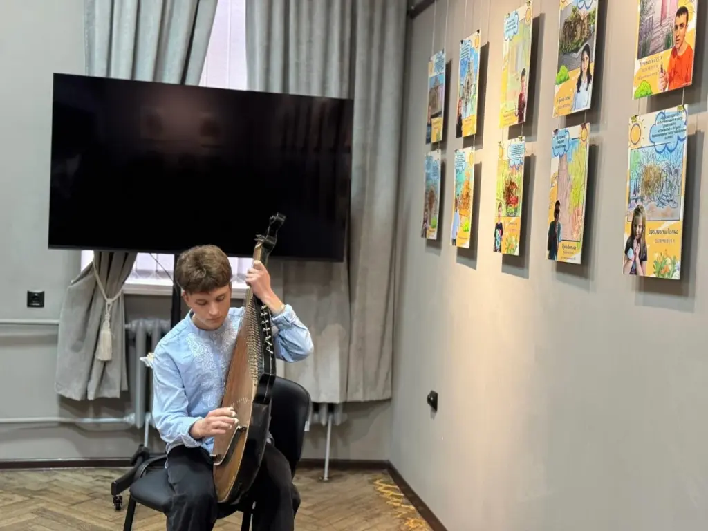 Грає бандурист Гнат Югай під час виставки "Херсон – шлях додому".