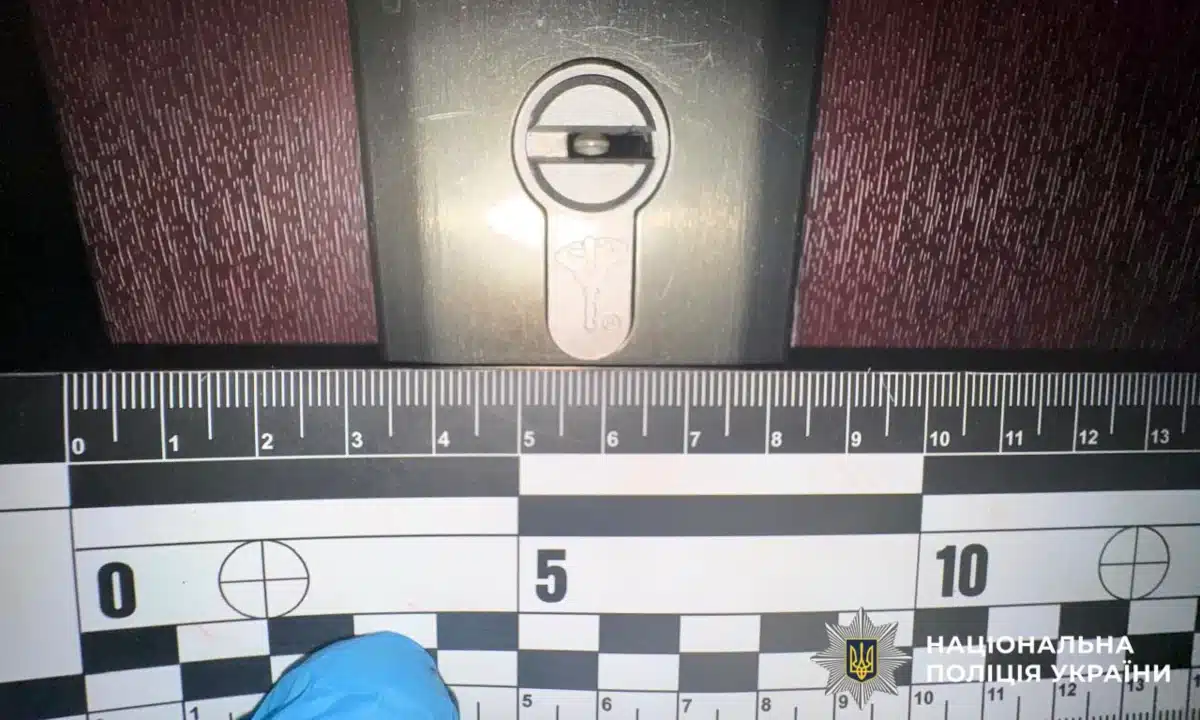 Жінку, яка обікрала квартиру родички на 300 тисяч гривень, судитимуть у Рівному Жінка проникла у квартиру скориставшись запасним ключем.