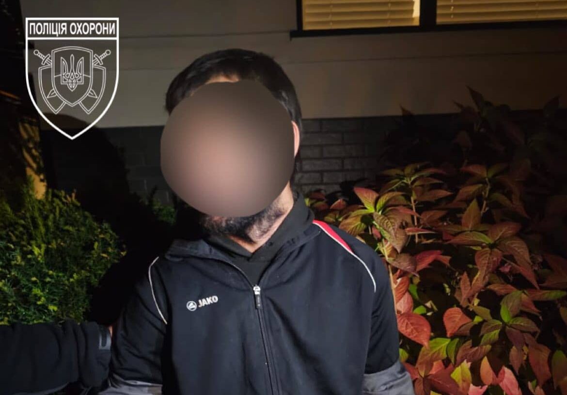 У Рівному поліція охорони затримала чоловіка, який намагався обікрасти будинок