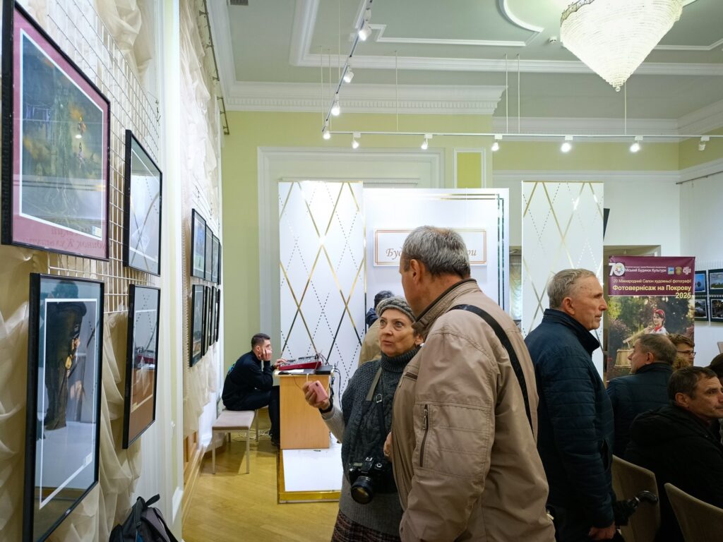 На виставці "Фотовернісаж на Покрову"