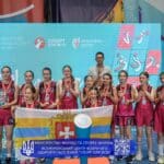 Зі сліз до «золота»: історія перемоги ліцею №28 Команда переможниць шкільної баскетбольної ліги з Рівного на церемонії нагородження