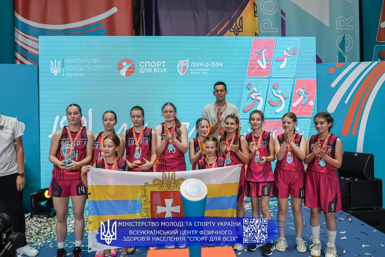 Команда переможниць шкільної баскетбольної ліги з Рівного на церемонії нагородження