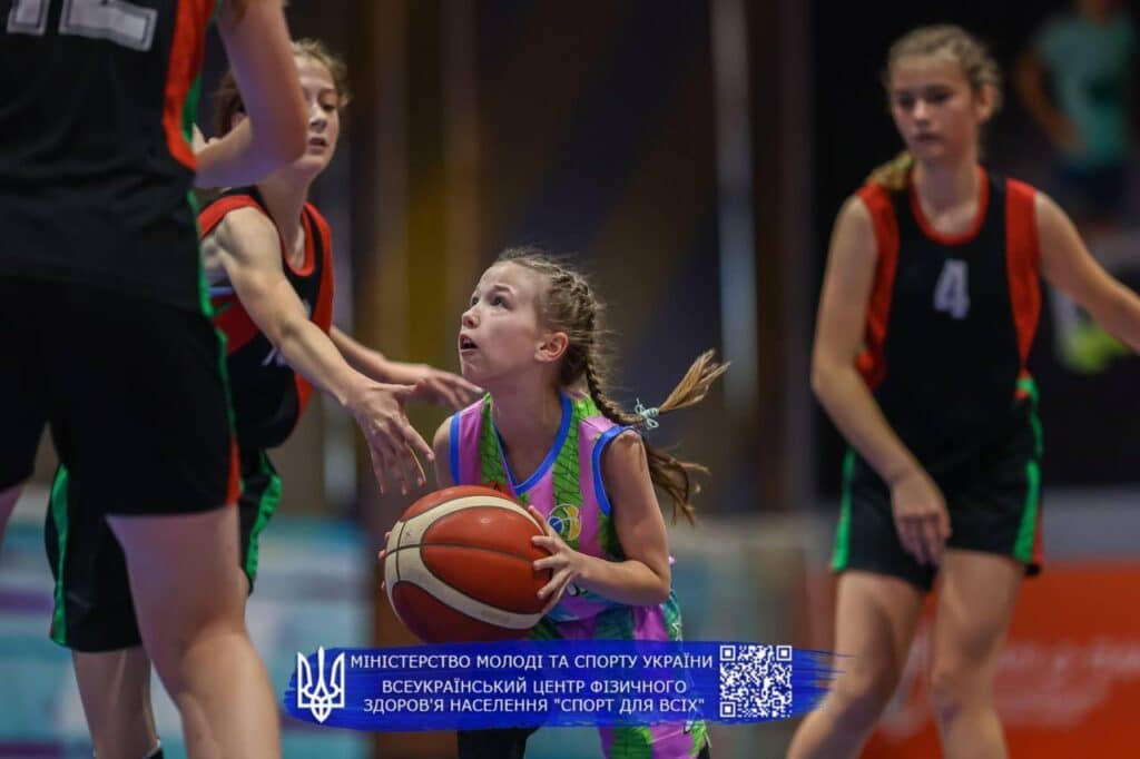 Гравчиня Рівного атакує кошик, команда суперниць намагається заблокувати кидок