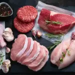 Чому червоне м’ясо може бути небезпечним для здоров’я Червоне м’ясо на дошці