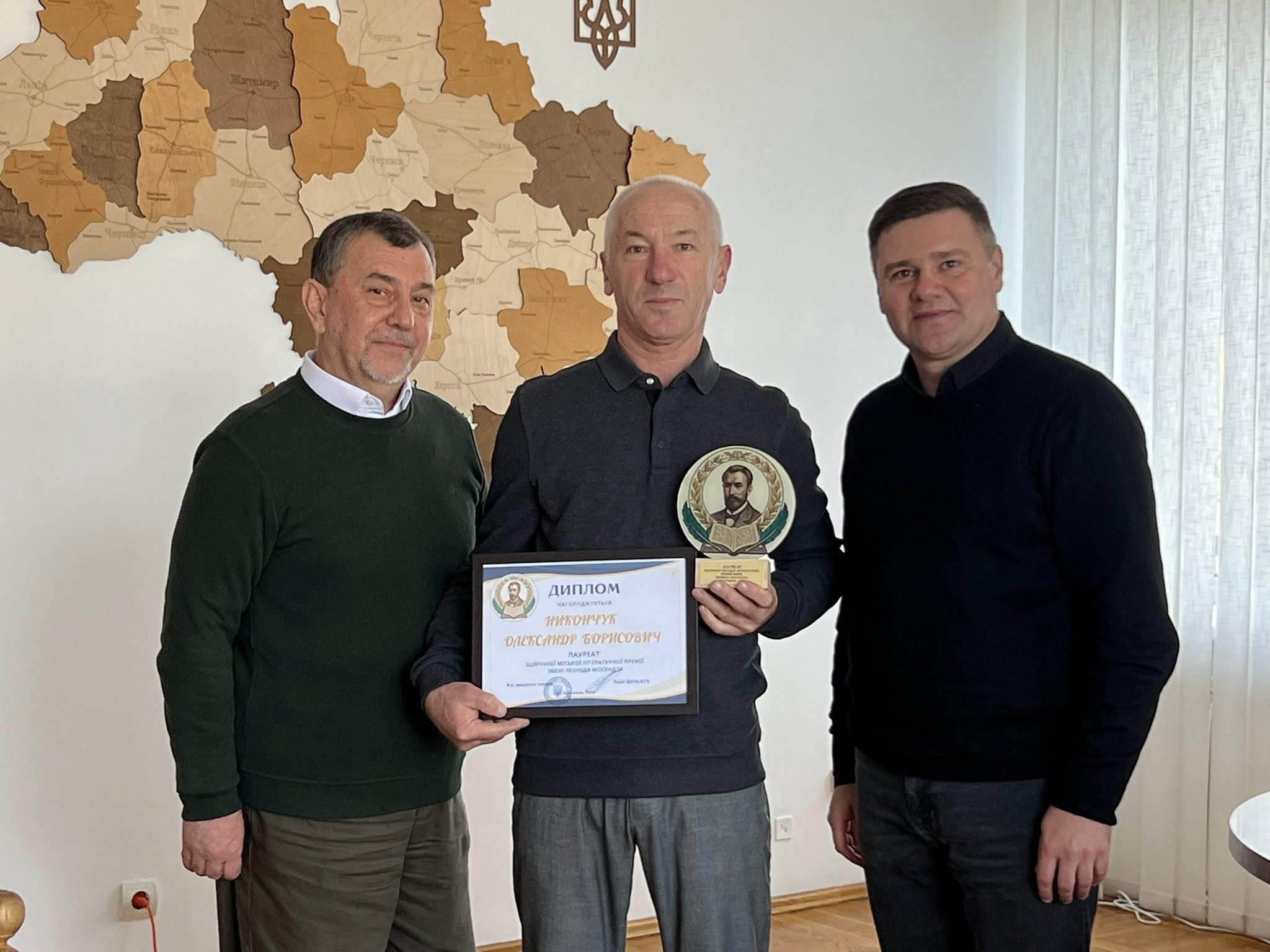 У Костополі місцевий письменник отримав літературну премію-2025 У Костополі вручили літературну премію-2025 місцевому письменнику