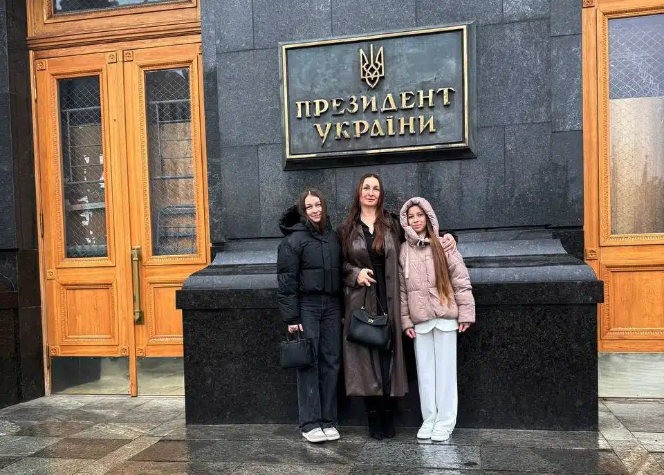Олександра Данилюк з мамою біля офісу президента.