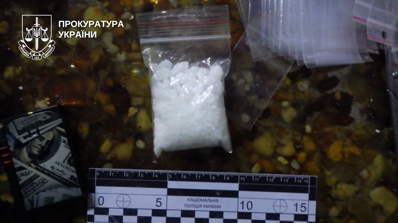 Наркотики які чоловік зберігав у гаражі.