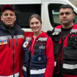 Лікар Роман Тишковець, парамедикиня Альона Гаврилович та екстрений медичний технік Іван Островський.