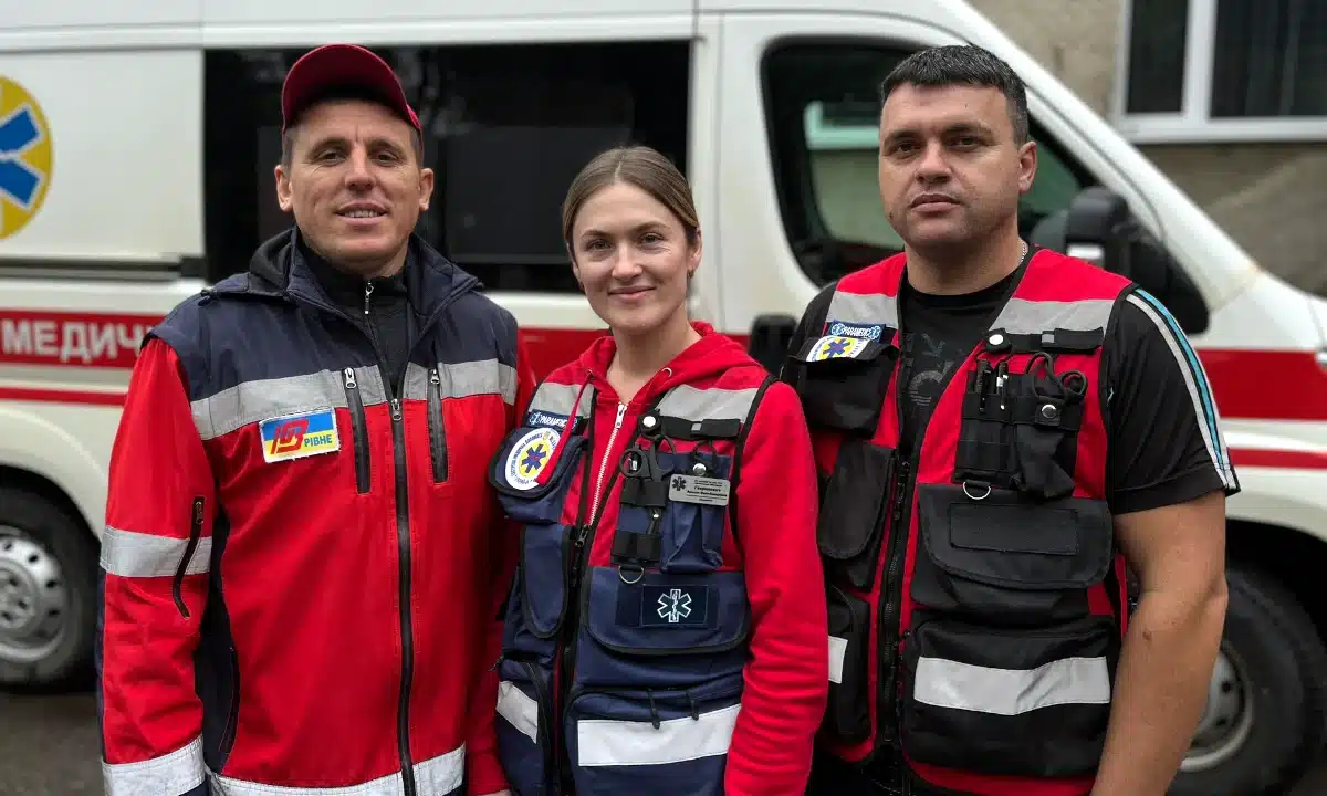 Медики Зарічного двічі повернули до життя чоловіка, у якого зупинилося серце Лікар Роман Тишковець, парамедикиня Альона Гаврилович та екстрений медичний технік Іван Островський.