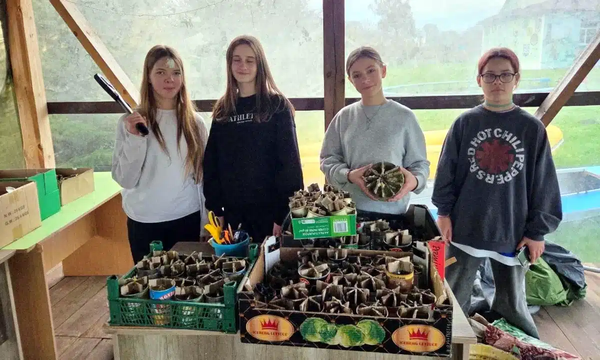 Пластуни під час акції “Поділись теплом” виготовили 400 окопних свічок. Потрібна допомога Пластунки у Рівному виготовляють окопні свічки в рамках акції "Поділись теплом".