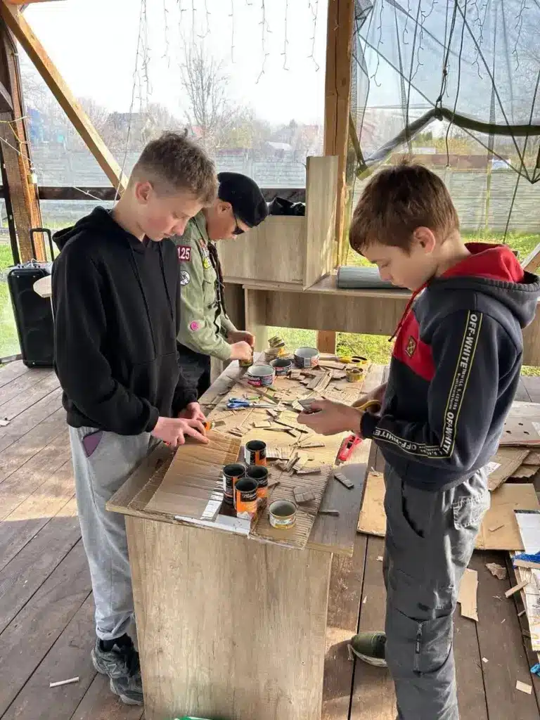 Пластуни у Рівному виготовляють окопні свічки.