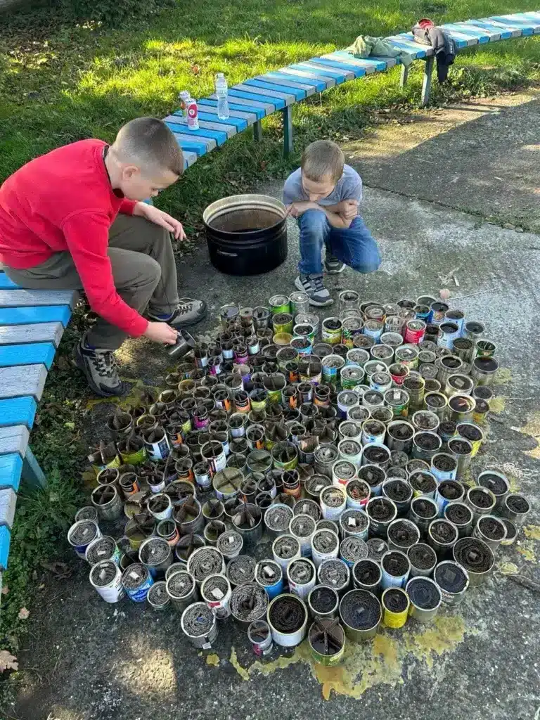 Пластуни заливають воском окопні свічки.