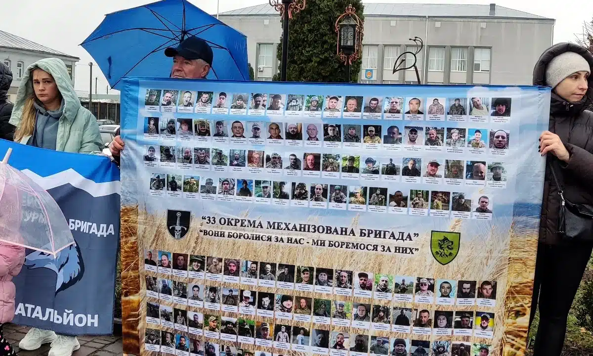 У Корці провели мирну акцію на підтримку військовополонених та зниклих безвісти захисників Мирна акція на центральній площі Корця.