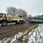 Рятувальники витягують автобус, який з'їхав з дороги