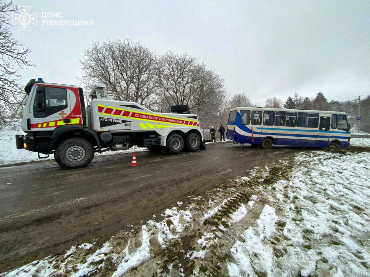 Рятувальники витягують автобус, який з'їхав з дороги