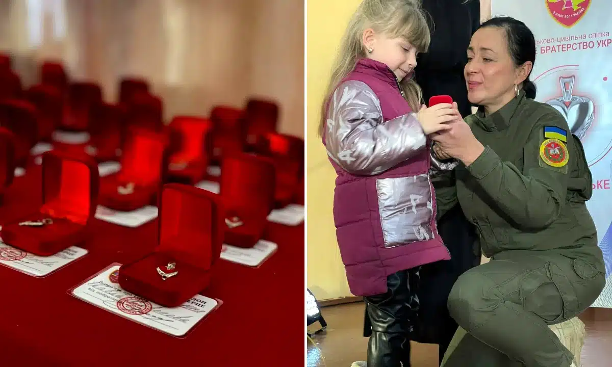 «Батьківське серце» – пам’ять, що ніколи не згасне. У Дядьковицькій громаді вшанували дітей загиблих Героїв «Батьківське серце». Маленька дівчинка отримує оберіг.