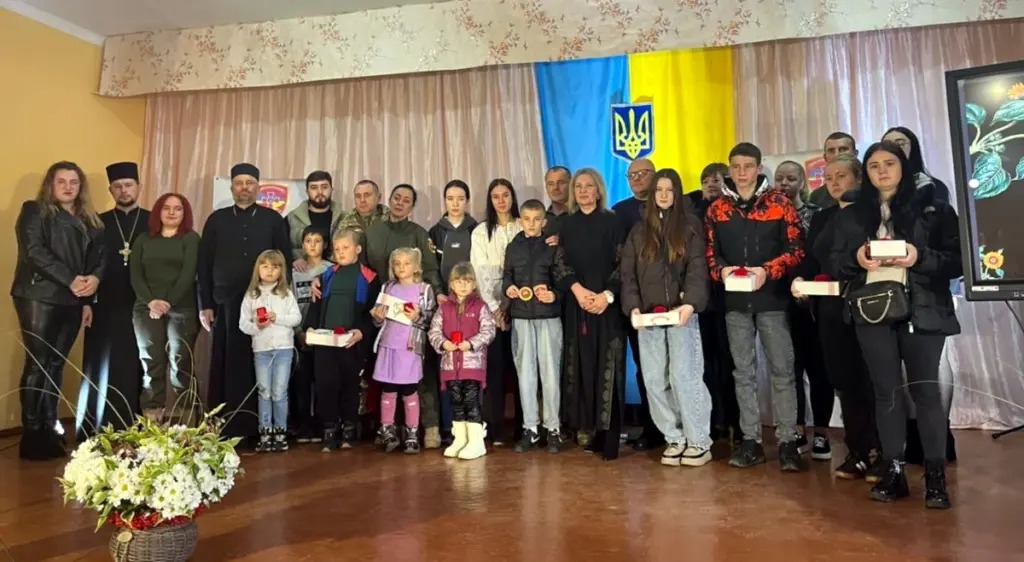 Присутні на вручення оберегу «Батьківське серце» дітям Героїв.