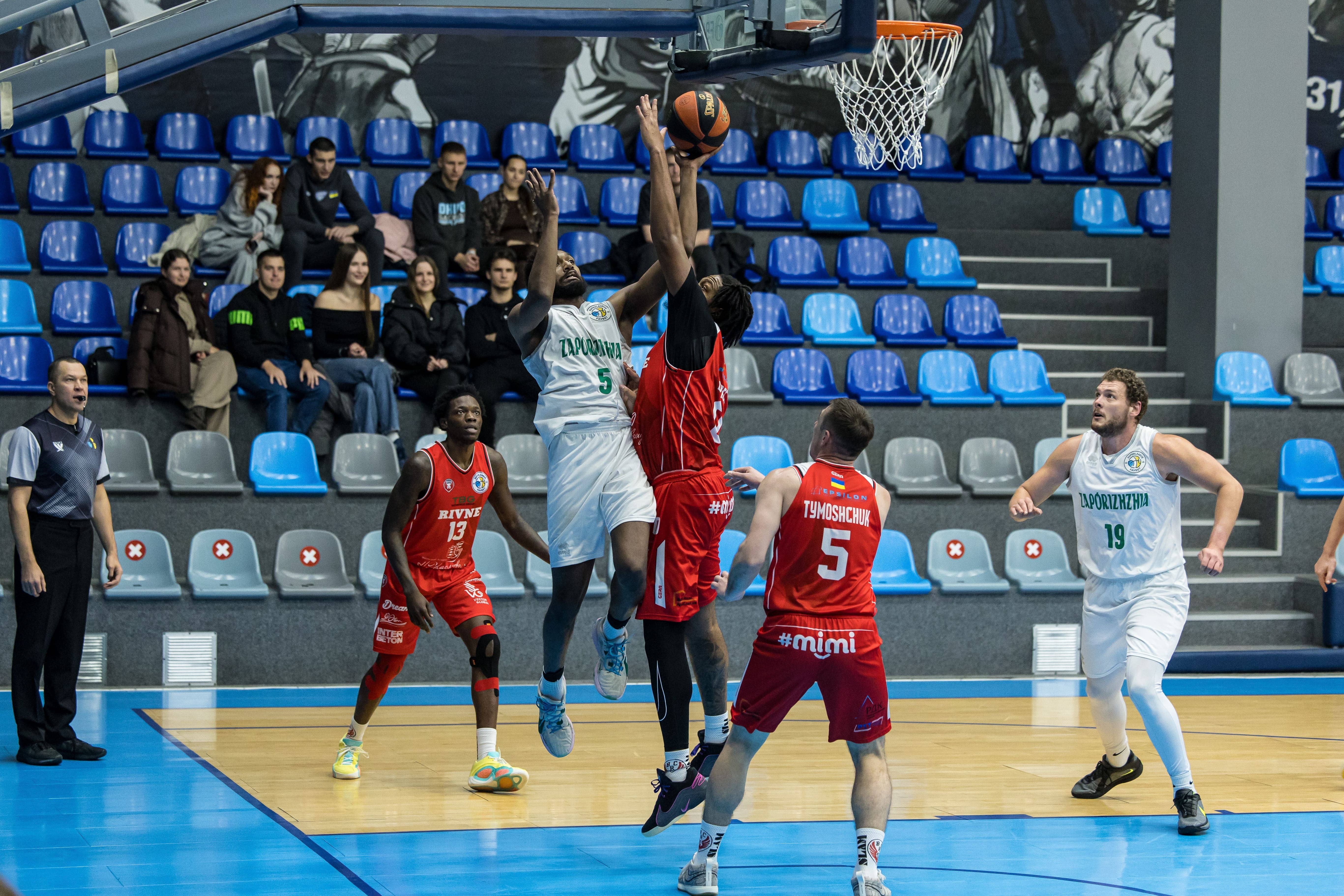БК «Рівне» у Дніпрі програв Запоріжжю після серії тривог і погоні за рахунком