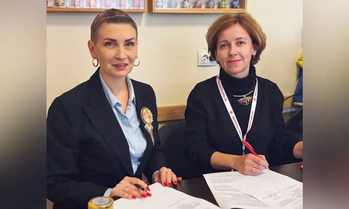 Меморандум про співпрацю підписують керівники організацій.