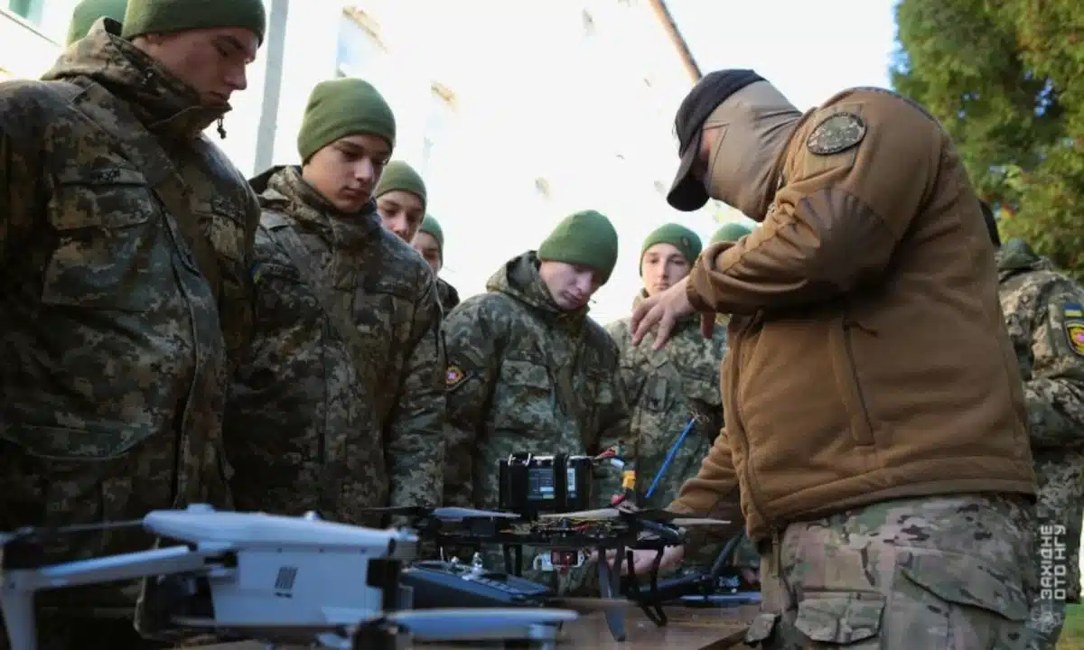 Демонстрація дронів для ліцеїстів в Острозі.