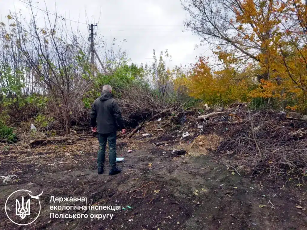 Інспектор оглядає сміттєзвалище.