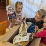 Діти з рівненського садочка допомогли безпритульним тваринам Діти збирають корм для безпритульних тварин