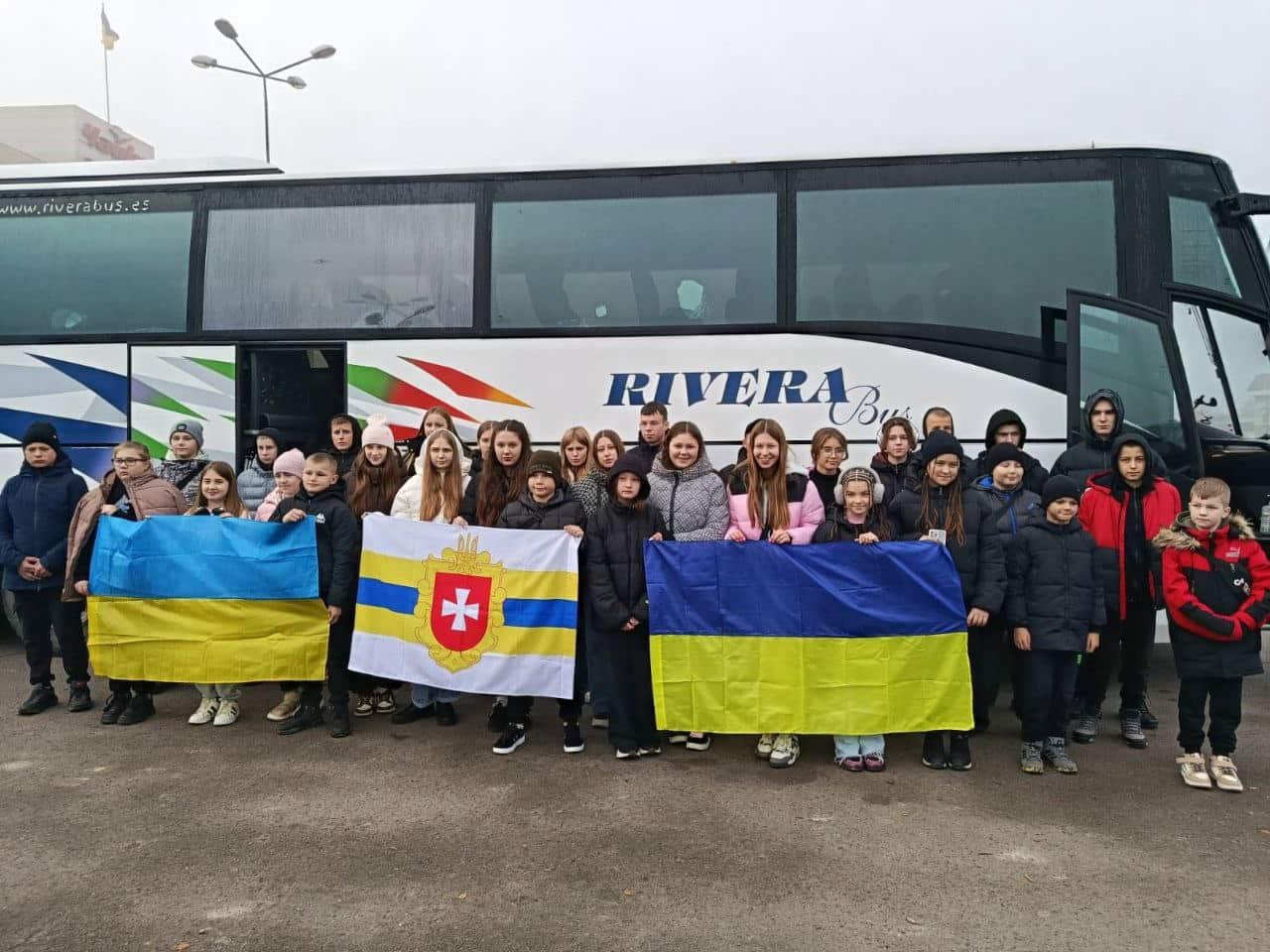 Ще 46 дітей з Рівненщини поїхали на відпочинок до «Артеку» Діти поїхали на відпочинок до Артек