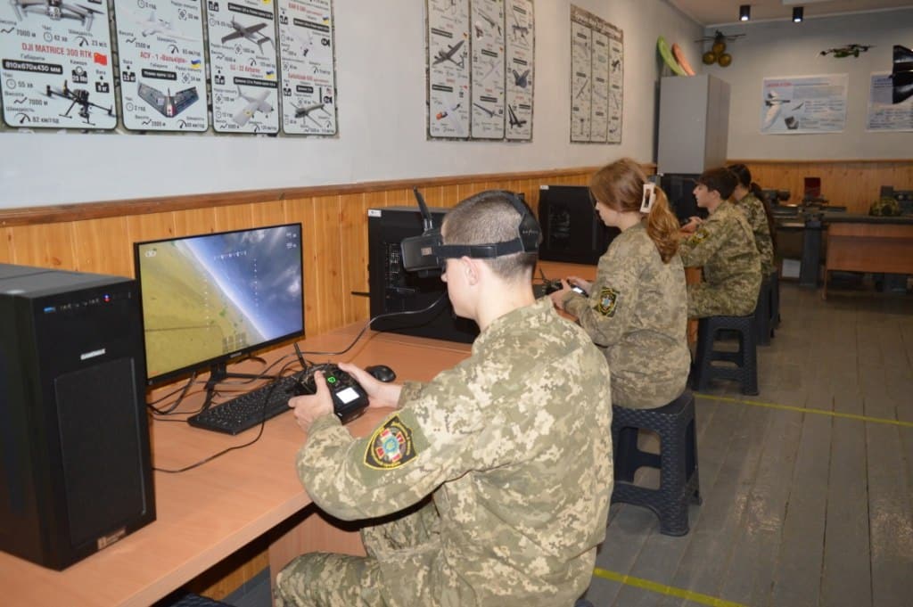 На Рівненщині школярі вивчають «Захист України» з дронами, технікою та практикою Учні опановують дрони