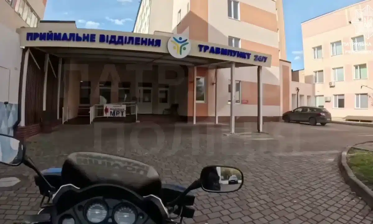 Мотопатрульні у Рівному оперативно супроводили дитину з підозрою на апендицит до лікарні