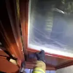 Рятувальники Рівного відчинили двері квартири та допомогли літній жінці Рятувальник відкриває двері балкону.