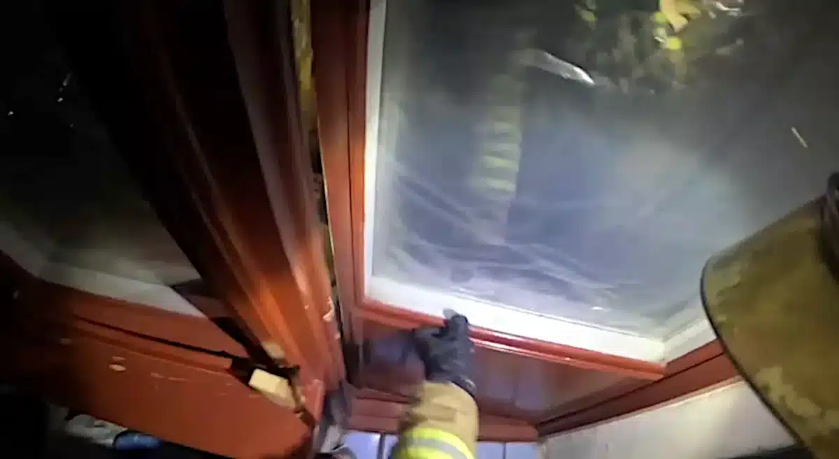 Рятувальник відкриває двері балкону.