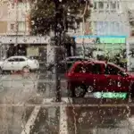 Прогноз погоди для Рівненщини на 17 листопада. Дощі та сильні пориви вітру Вигляд на вулицю з запаркованими авто через краплини дощу на склі.