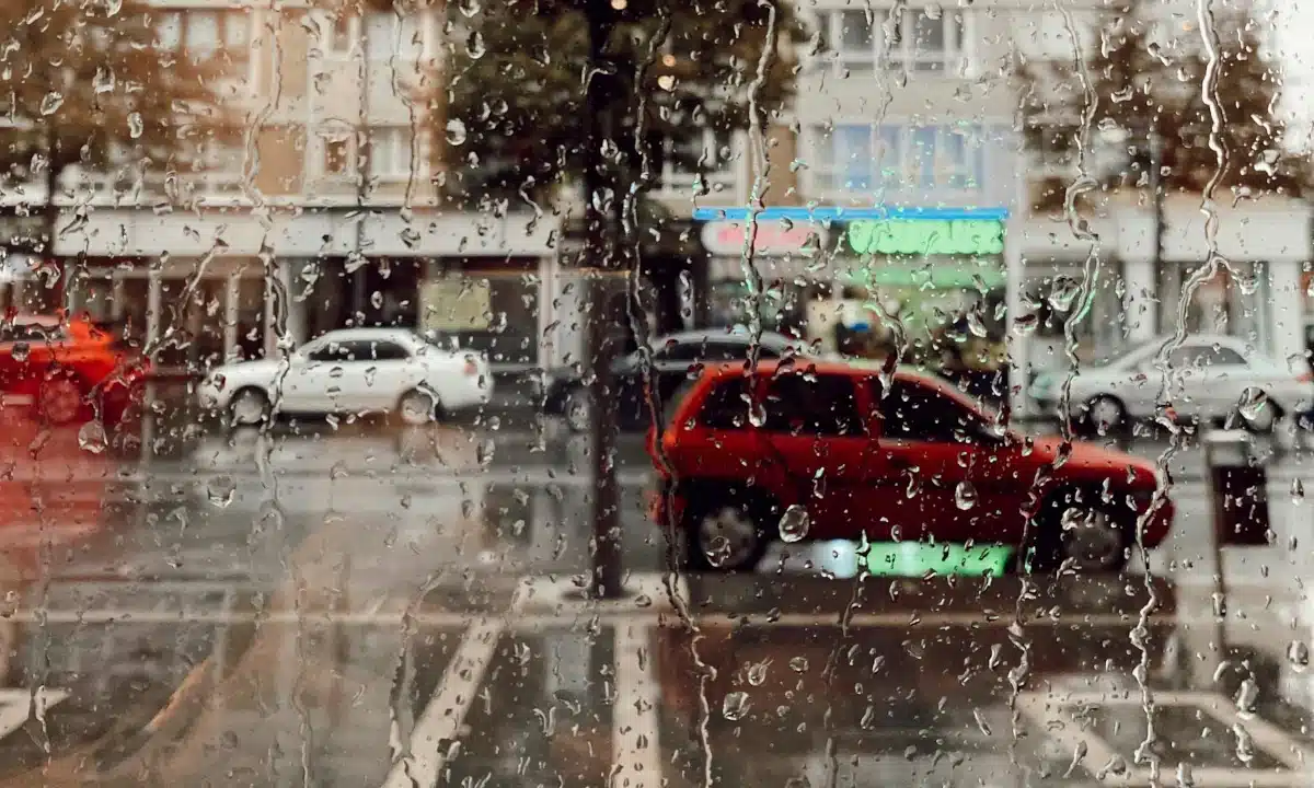 Прогноз погоди для Рівненщини на 17 листопада. Дощі та сильні пориви вітру Вигляд на вулицю з запаркованими авто через краплини дощу на склі.