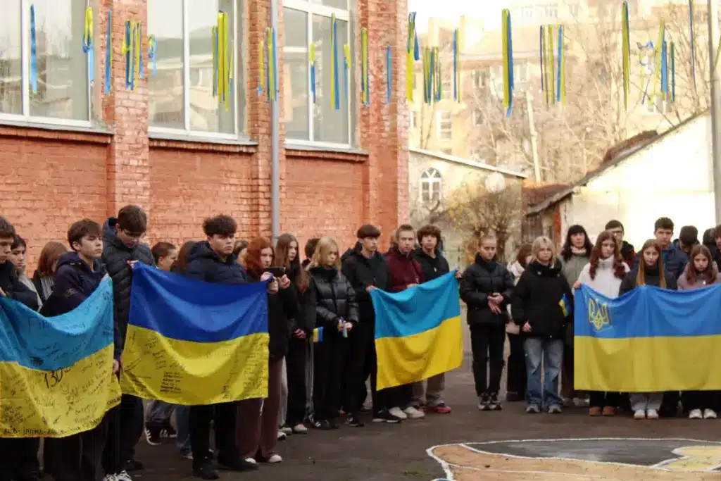 Учні вшановують пам'ять Павла Ващика.