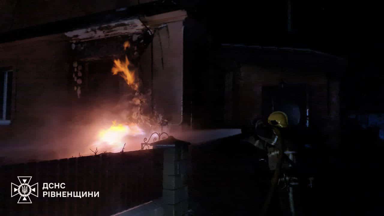 Рятувальники гасять пожежу