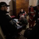 Рятувальники врятували чоловіка, який не відповідав рідним ДСНС надають допомогу чоловікові