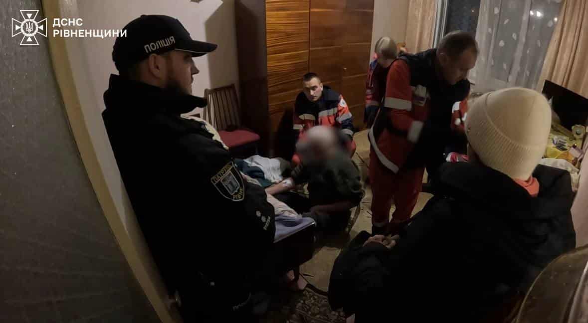 Рятувальники врятували чоловіка, який не відповідав рідним ДСНС надають допомогу чоловікові