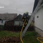 На Острожчині рятувальники ліквідували пожежу в житловому будинку Рятувальник підіймається гасити пожежу
