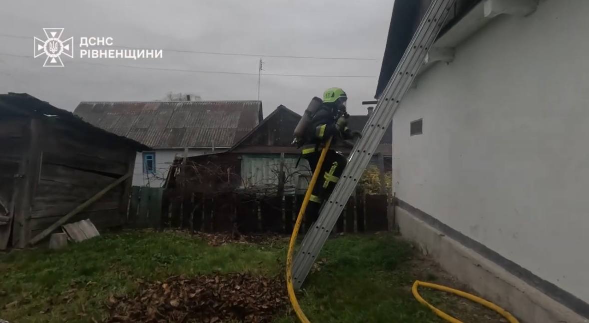 На Острожчині рятувальники ліквідували пожежу в житловому будинку Рятувальник підіймається гасити пожежу