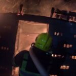 Рятувальник гасить пожежу