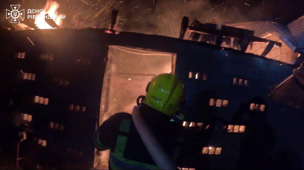 У селі Цепцевичі ліквідували пожежу в господарській будівлі Рятувальник гасить пожежу