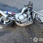 На Рівненщині мотоцикл врізався в мікроавтобус: двоє постраждалих Мотоцикл який потравив в ДТП