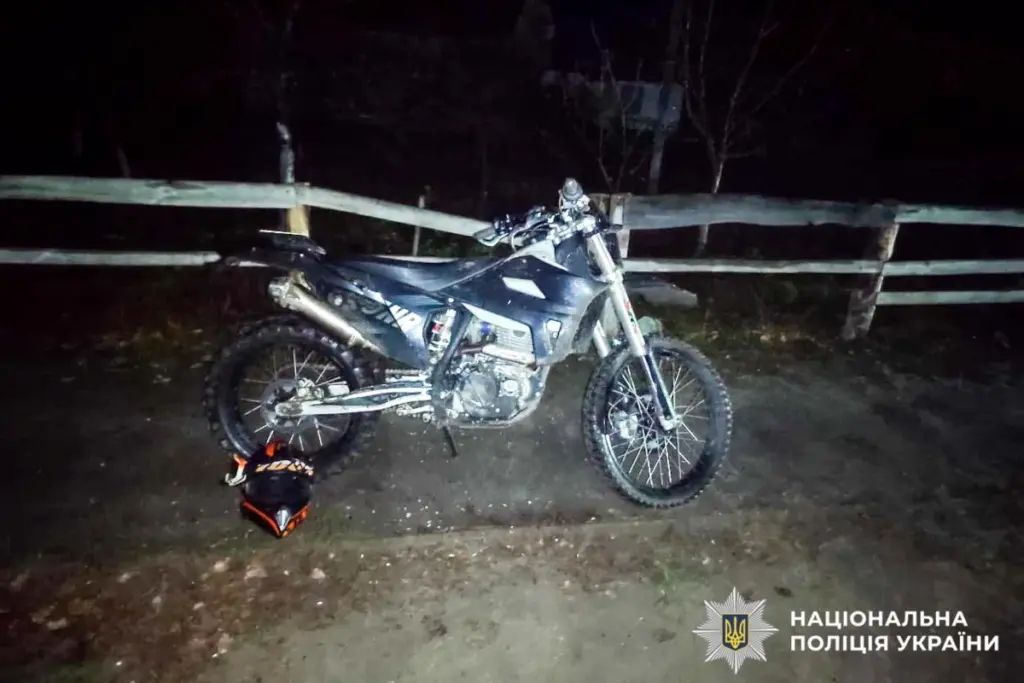 Мотоцикл, на якому хлопець протаранив паркан.