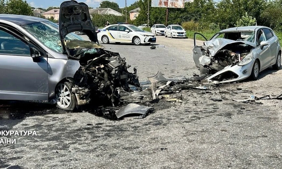 Перед судом постане водій, через дії якого в ДТП у Дубні загинула дитина Два авто після ДТП, у якій загинула дитина.