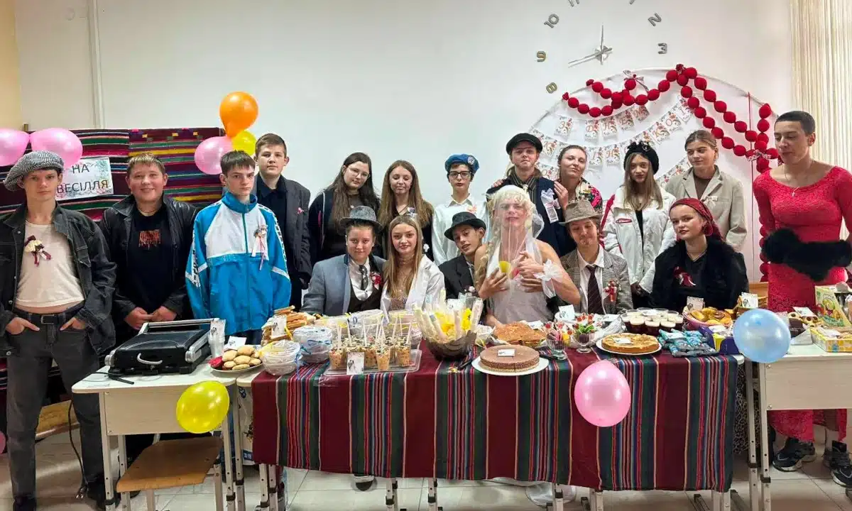 Учні організували ярмарок для ЗСУ.