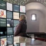 Відвідувачка оглядає експонати на виставці «Острозькі татари».