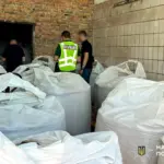 Фарбовану крейду замість мінерального добрива продавали на Рівненщині Поліція проводить слідчі дії на складі, не виробляли контрафактне мінеральне добриво.