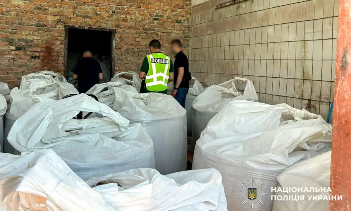 Фарбовану крейду замість мінерального добрива продавали на Рівненщині Поліція проводить слідчі дії на складі, не виробляли контрафактне мінеральне добриво.
